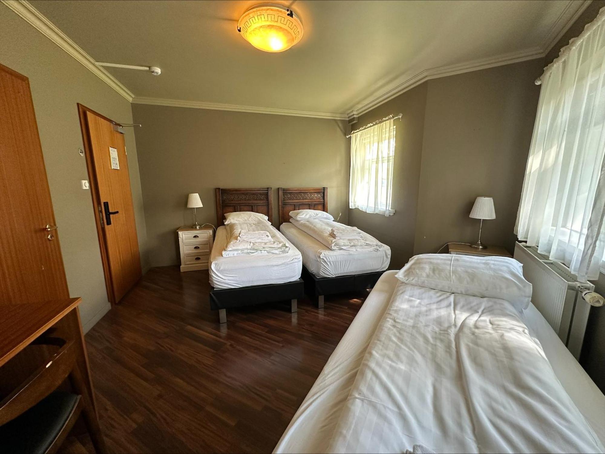 Bg4 Guesthouse Akureyri Bagian luar foto